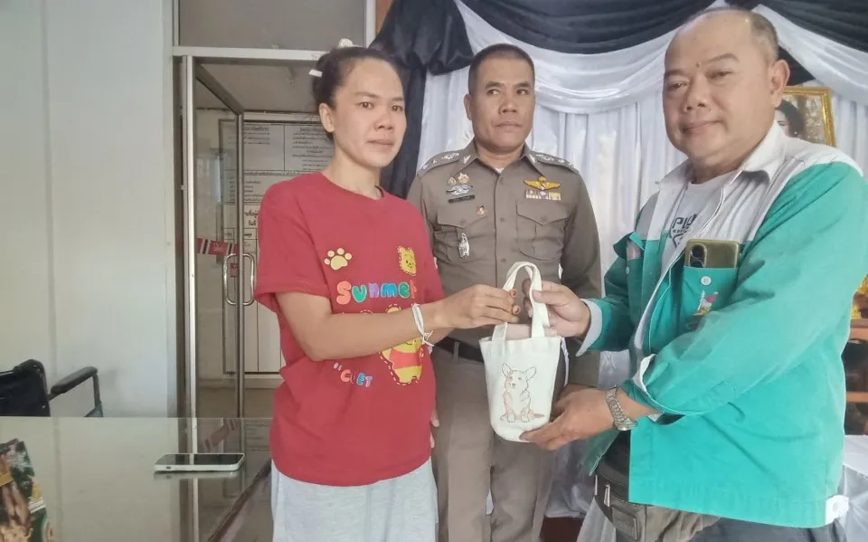 ภาพข่าว ปราจีนบุรี ชื่นชมหนุ่มขายนมบีทาเก้น เก็บเงินและสร้อยทองคืนเจ้าของ - TIGER NEWS REPORT