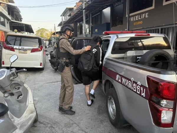 ภาพข่าว ตร.พหลโยธิน รวบโจรโฮสหนุ่ม ขึ้นบ้าน มิก เฉลิมศรี นารา จับได้คาหนังคาเขา มูลค่าความเสียหายกว่า ๖ แสน - TIGER NEWS REPORT