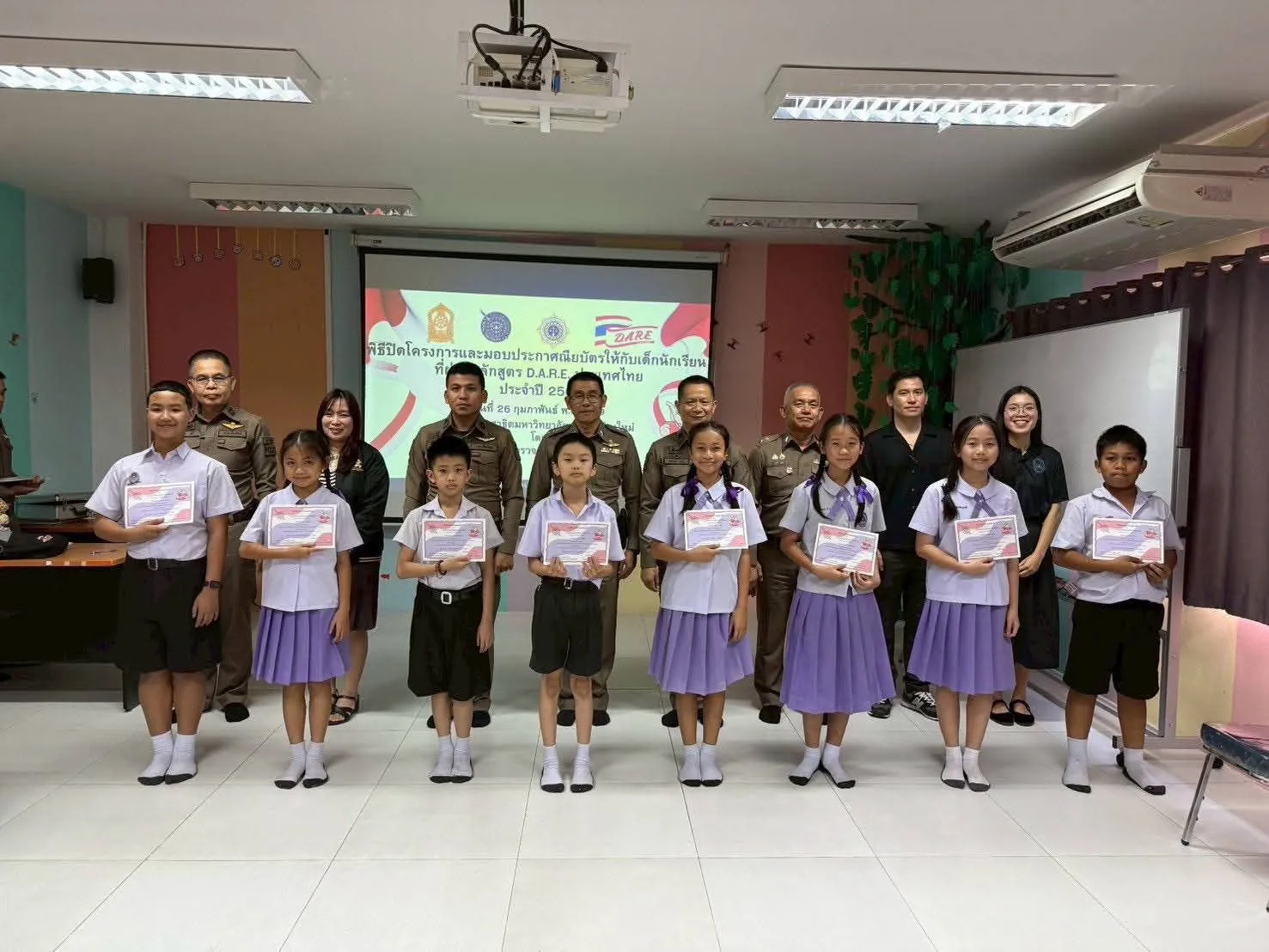 เชียงใหม่-สภ.ช้างเผือก รุกสร้างภูมิคุ้มกันเยาวชน! ผกก.สภ. มอบประกาศนียบัตร D.A.R.E. รร.สาธิตราชภัฏเชียงใหม่ มุ่งเป้าเด็กไทยห่างไกลยาเสพติดยั่งยืน