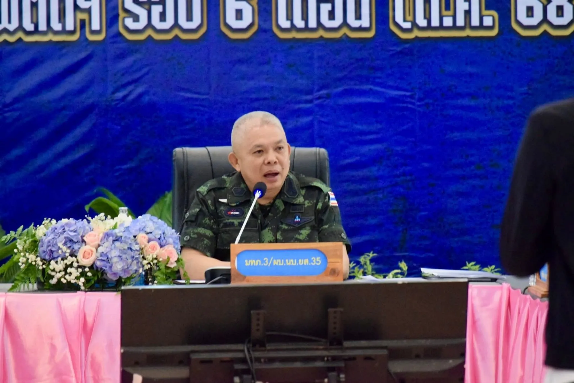 ภาพข่าว นบ.ยส.๓๕ รุกฆาตขบวนการค้ายาเสพติด! ผบ.มทภ.๓ นำทัพสรุปผลงาน ๖ เดือน พร้อมคุมเข้มระบบขนส่งพัสดุสกัดจุดรั่วไหล - TIGER NEWS REPORT