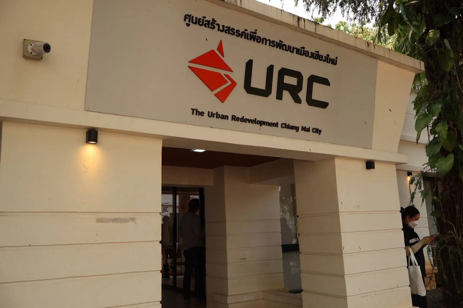 ภาพข่าว ผู้ว่าฯเชียงใหม่ รุดตรวจห้องปลอดฝุ่นกลางเมือง พร้อมลุยแจกหน้ากาก N๙๕ เร่งปรับแผนล่าตระเวนสกัดคนเผาป่า - TIGER NEWS REPORT