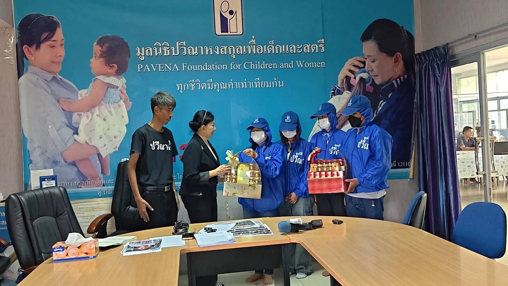 ปทุมธานี พ่อแม่ขอบคุณปวีณา ช่วย ๓ เด็กไทยพ้นนรกแก๊งมารศาสนาลวงบวชบังคับขอทานมาเลย์
