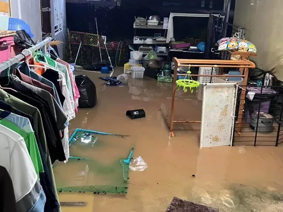 ฝนที่ตกต่อเนื่องทำให้เกิดน้ำป่าไหลหลาก น้ำท่วมฉับพลัน ในพื้นที่อำเภอเมืองเพชรบูรณ์