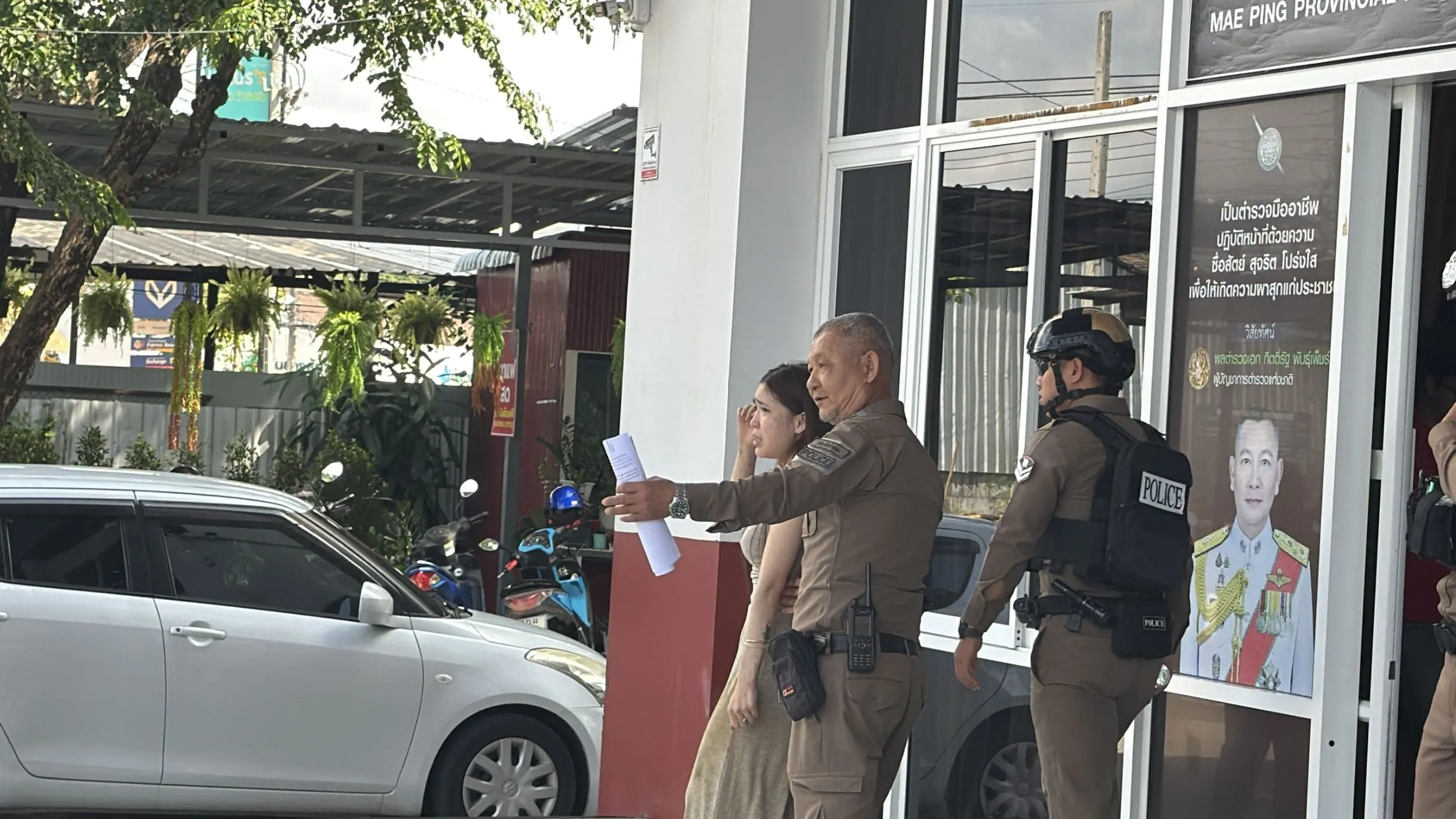 (มีคลิป) เชียงใหม่-ผัวเมียจีนทะเลาะเดือด! เมียคลั่งขว้างของทุบรถชาวบ้านพังก่อนวิ่งเท้าเปล่าหนีข้ามอำเภอ ตะโกนลั่น แฟมิลี่
