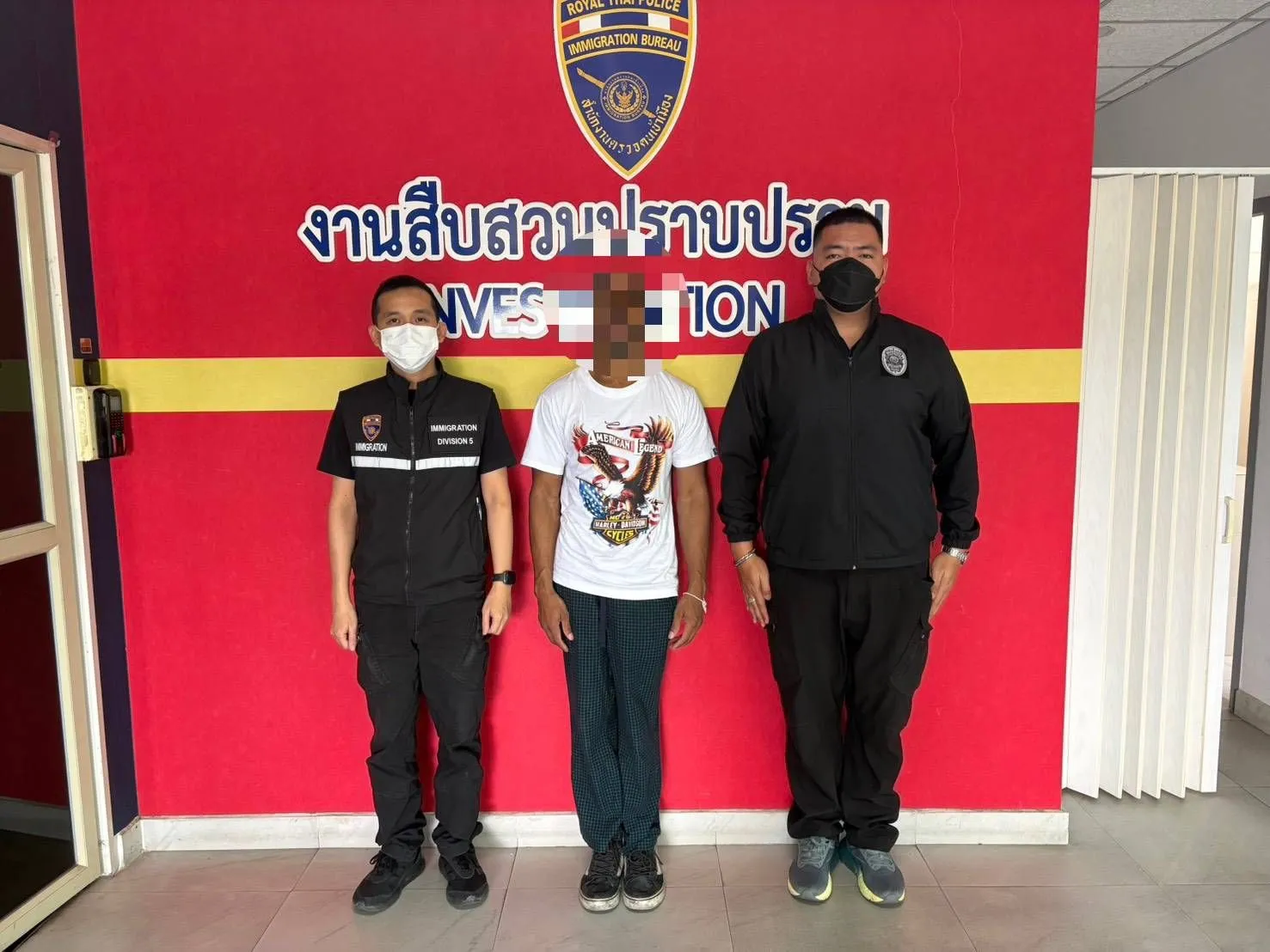 ตม.เชียงใหม่ รวบหนุ่มอเมริกันคาถนนลอยเคราะห์ อยู่เกินกำหนด OVERSTAY ไม่ยอมกลับประเทศ