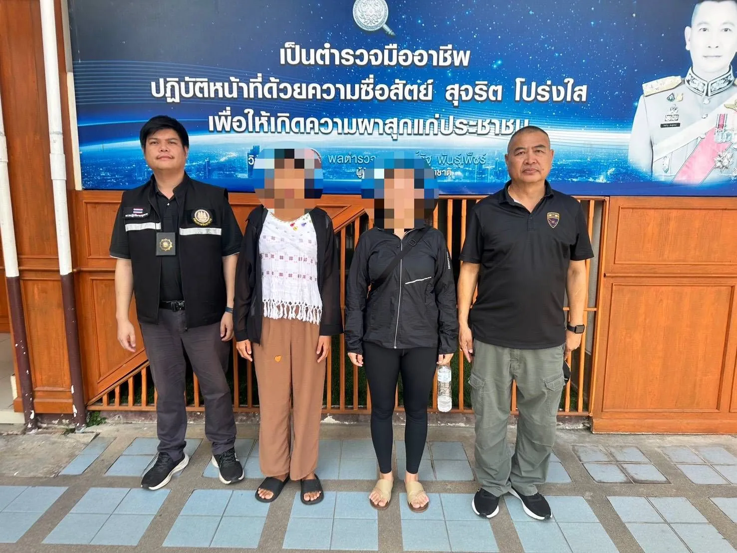 (มีคลิป) ตม.เชียงใหม่จับชาวจีนลักลอบขายของออนไลน์จำหน่ายวัตถุมงคลให้แก่คนจีน และจับเมียนมา เปลี่ยนงานโดยไม่แจ้ง