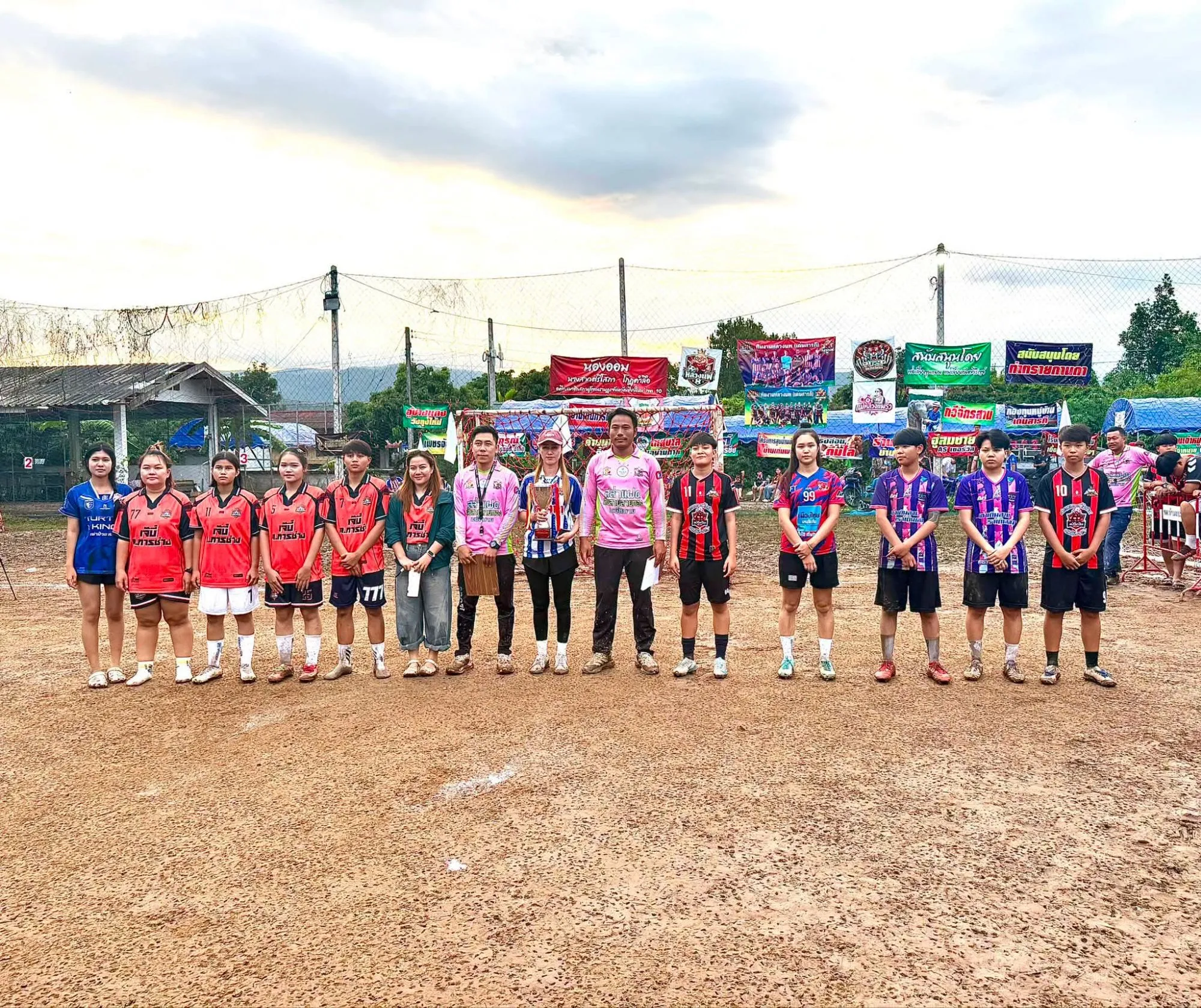 (มีคลิป) เตะแล้ว! ดวลจุดโทษ หลวงนพคัพ ครั้งที่ ๑ สร้างสีสันแห่งกีฬา สานพลังสามัคคี ชาวบ้านเด่นสารภีและนักกีฬากว่า ๑๔๐ ทีมร่วมแข่งขัน