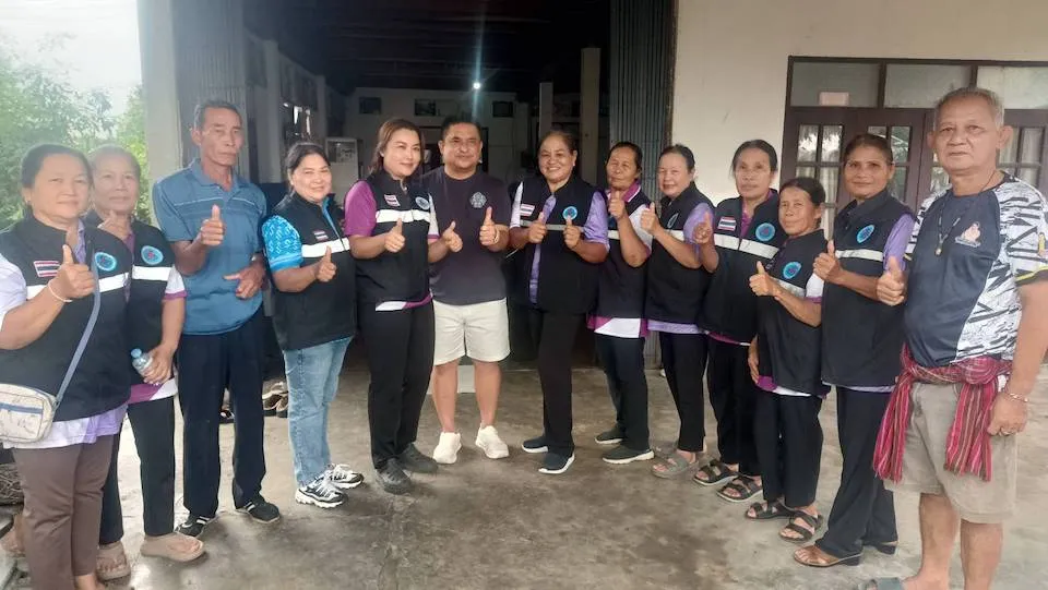 มุกดาหาร ส.ส.ไตรสณคมน์ ลงพื้นที่ช่วยครอบครัวยากไร้ สามีป่วยติดเตียง–หลานพิการ