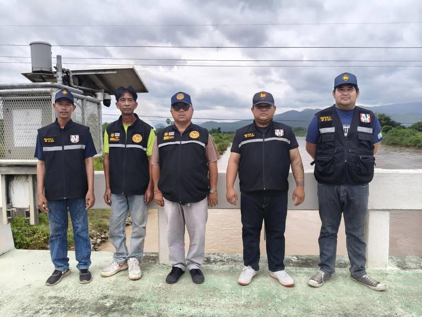 เชียงใหม่ – ฮอดเตรียมพร้อมรับมือน้ำท่วม! ผู้นำหมู่ ๖ บ้านเด่นสารภี จับมือ กู้ภัยฮอด ลงพื้นที่ลุยตรวจระดับน้ำปิง-จุดเสี่ยง