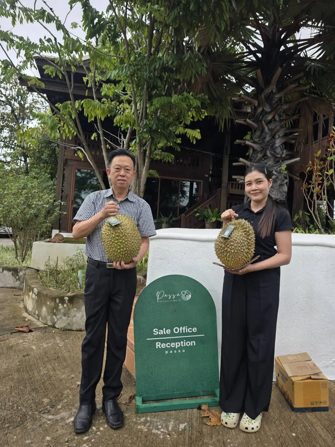 (มีคลิป) เชียงใหม่ – เจ้าของสวนทุเรียนน้ำแร่แม่ออน มอบทุเรียนพรีเมียมลูกละสองหมื่น หนุนน้ำใจผู้บริจาคสร้างตึกกายภาพฯ โรงพยาบาลแม่ออน