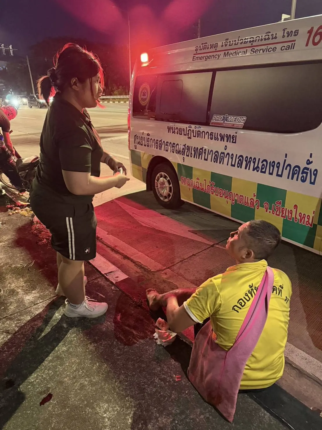 ฮีโร่ในเครื่องแบบ! นายทหาร มทบ.๓๓ พร้อมบุตรสาวพยาบาลวิชาชีพ รุดช่วยผู้ประสบอุบัติเหตุรถชนที่เชียงใหม่