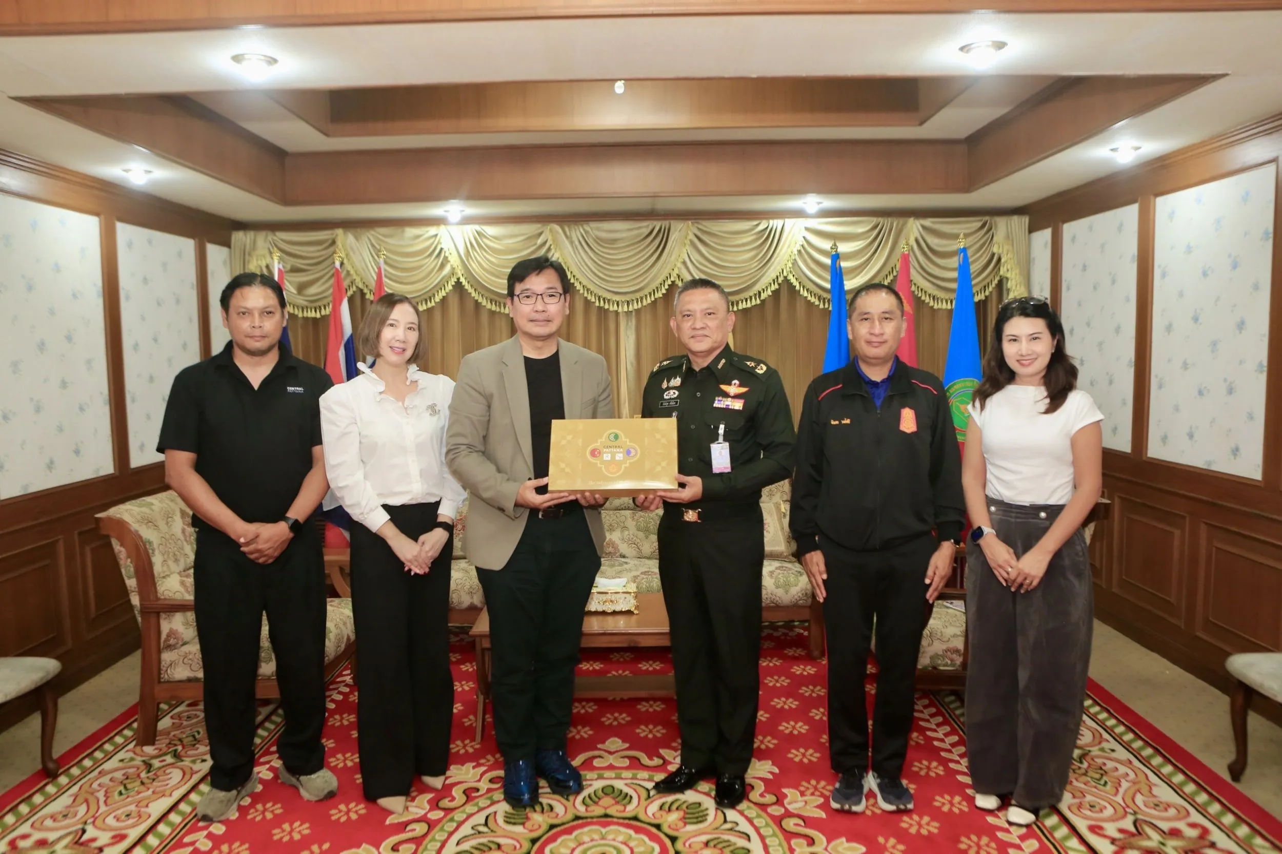 ผบ.มทบ.๓๒ ต้อนรับผู้บริหารศูนย์การค้าเซ็นทรัลลำปาง โอกาสเข้าเยี่ยมคำนับและแสดงความยินดี