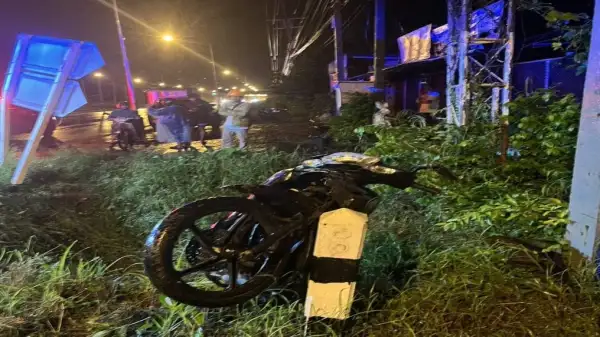 ศรีสะเกษ ฝนตกถนนลื่น หนุ่มควบ จยย.ฝ่าสายฝนไถลชนป้ายหมู่บ้านรถกระเด็นข้ามคลองกระแทกเสาหลักข้างถนน ร่างร่วงพื้นดับสลดในที่เกิดเหตุ