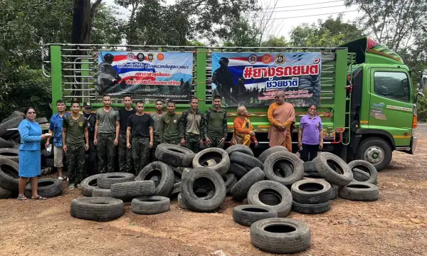 ศรีสะเกษ พระอาจารย์วัดดัง 2 จังหวัด เลย-หนองบัวลำพู รวมพลังจิตอาสา มอบยางรถยนต์ทำบังเกอร์-สิ่งของ-เทียนพรรษา พร้อมแจกของขลังแก่ทหารแนวหน้า ป้องกันภัยชายแดน