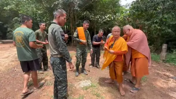 ศรีสะเกษ พระอาจารย์วัดดัง 2 จังหวัด เลย-หนองบัวลำพู รวมพลังจิตอาสา มอบยางรถยนต์ทำบังเกอร์-สิ่งของ-เทียนพรรษา พร้อมแจกของขลังแก่ทหารแนวหน้า ป้องกันภัยชายแดน