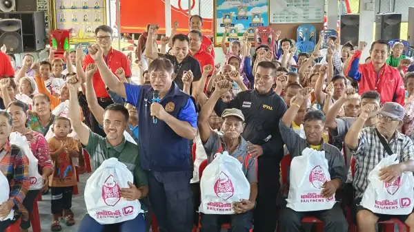 ภาพข่าว ศรีสะเกษ ชาวบ้านซาบซึ้งใจ มูลนิธิแสง-ไซ้กี เหตระกูล และ เดลินิวส์ มอบห่วงใยส่งกำลังใจผ่านถุงยังชีพ แก่พี่น้องชายแดนด้านเขาพระวิหาร - TIGER NEWS REPORT