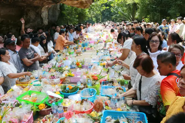 ภาพข่าว พังงา –ชาวบ้านอนุรักษ์ประเพณีแห่ช่อเข้าวัด ทำบุญวันสารทเดือนสิบ อุทิศส่วนบุญส่วนกุศลให้บรรพบุรุษ - TIGER NEWS REPORT