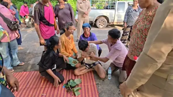 ภาพข่าว “ศรีสะเกษ” หนุ่มซึมเศร้าน้อยใจเมีย บอกลาพ่อไปกระโดดน้ำเขื่อน ญาติตามหาวุ่นพบเพียงรองเท้าถอดทิ้งข้างสปิลเวย์ ค้นหานาน 2 ชั่วโมง ก่อนพบเดินออกจากป่าหน้าตาเฉย - TIGER NEWS REPORT
