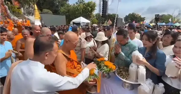 ภาพข่าว ประชาชนหลั่งไหลทั่วสารทิศ ร่วมตักบาตรเทโว นางสาวซาบีดา รมว.วัฒนธรรมเปิดงาน - TIGER NEWS REPORT