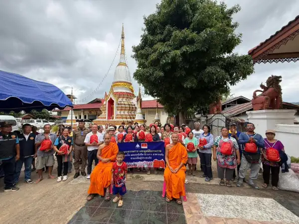 ภาพข่าว ปทุมธานี วัดพระธรรมกายส่งต่อกำลังใจ มอบถุงยังชีพช่วยผู้ประสบภัยแม่สะเรียง จ.แม่ฮ่องสอน - TIGER NEWS REPORT