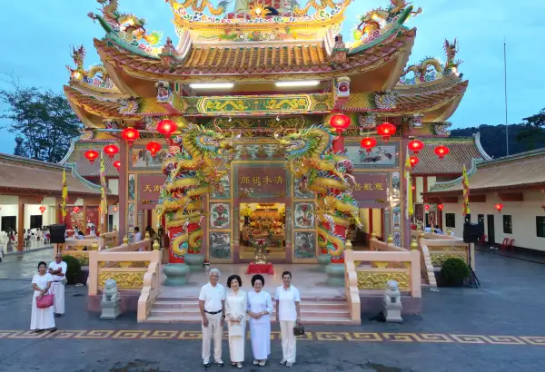 ภาพข่าว พังงา – ศาลเจ้าเฉ้งจุ้ยโจวซือ เลี้ยงอาหารเจฟรี 9 วัน ถวายเป็นพระราชกุศลแด่พระพันปีหลวง สืบสานประเพณีถือศีล-กินผัก 2568 - TIGER NEWS REPORT