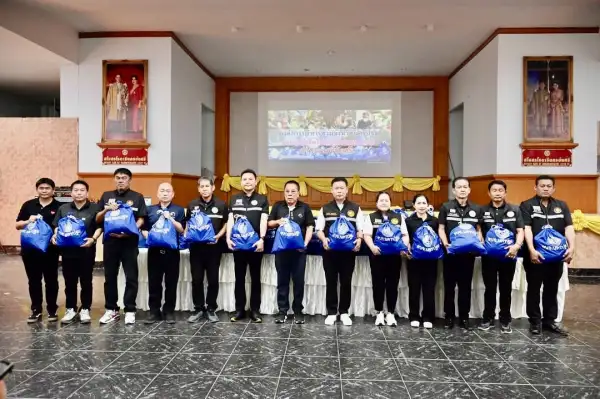 ภาพข่าว นายก อบจ. นครปฐมมอบถุงยังชีพให้แก่ประชาชนที่ประสบเหตุอุทกภัยน้ำท่วมในเขตนครชัยศรี - TIGER NEWS REPORT