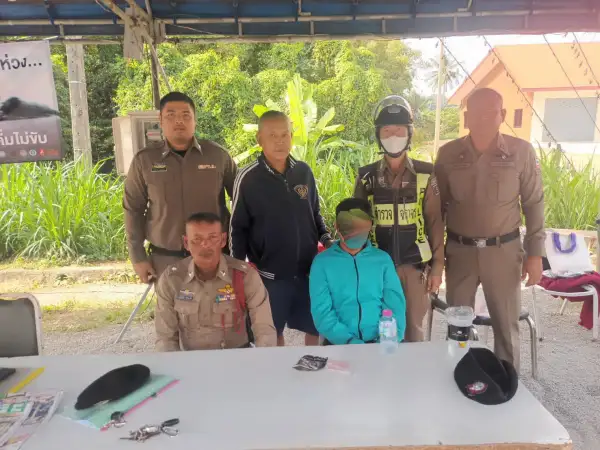 ภาพข่าว พังงา-ตำรวจเมืองพังงาตั้งด่านแยกวังหม้อแกง ตรวจค้นหนุ่มไม่สวมหมวกนิรภัยมีพิรุธ พบยาบ้า 159 เม็ด - TIGER NEWS REPORT