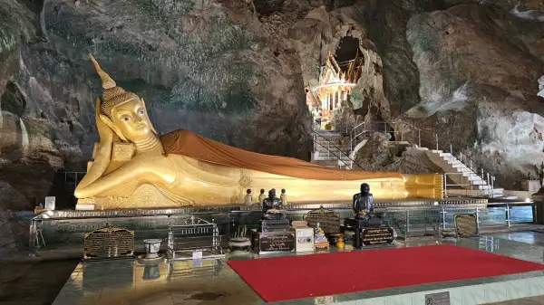 ภาพข่าว พังงา/นทท.เลื่อมใสไหว้พระพุทธไสยาสน์เมืองพังงา ขอพรเป็นสิริมงคลรับปีใหม่ ก่อนเดินทางกลับไปทำงาน - TIGER NEWS REPORT