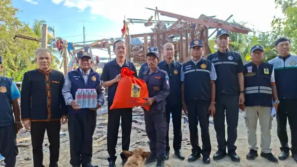 ภาพข่าว ผู้ว่าฯศรีสะเกษ เร่งสำรวจความเสียหายจากเหตุปะทะชายแดนเขาพระวิหาร อึ้ง! เขมรยิงมั่วโดนบ้านเรือน ปชช.พังยับกว่า 300 หลัง เตรียมจัดงบซ่อมบ้านเยียวยา ปชช. เร่งด่วน - TIGER NEWS REPORT