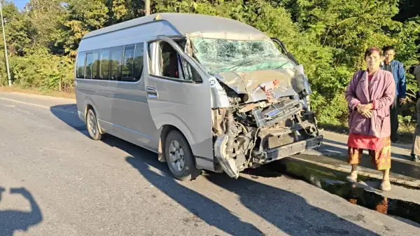 ภาพข่าว สุโขทัย รถตู้รับ-ส่งนักเรียนอัดท้ายรถบรรทุกเทเลอร์ 18 ล้อ  มีผู้บาดเจ็บ 21 ราย - TIGER NEWS REPORT