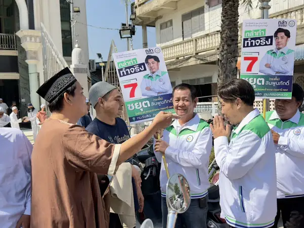 ภาพข่าว ปทุมธานี ชยุต พรรคกล้าธรรม  เข้ามัสยิดแก้วนิมิตร เสนอนโยบายเปลี่ยนปทุมธานีพี่น้องอิสลามให้การต้อนรับอบอุ่น - TIGER NEWS REPORT