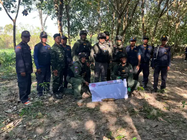 ภาพข่าว “ศรีสะเกษ” ยังไม่หมด ! เจ้าหน้าที่ชุด EOD เร่งเก็บกู้วัตถุระเบิด หลังเขมรยิงตกเกลื่อนชุมชน-สวนยาพารา ติดเขตชายแดนเขาพระวิหาร - TIGER NEWS REPORT