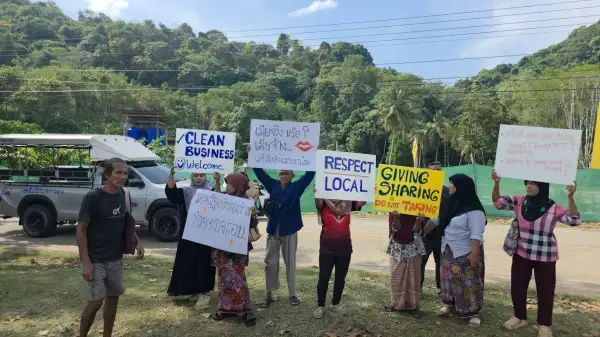 ภาพข่าว ชาวบ้านเกาะยาวน้อยรวมตัวประท้วงต่างชาติเข้ามาทำมาหากินแย่งอาชีพของคนไทย ข่มขู่ชาวบ้านอ้างรู้จักผู้หลักผู้ใหญ่ไม่กลัว ขอให้ออกจากพื้นที่ทันที - TIGER NEWS REPORT