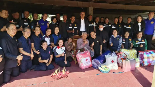 ภาพข่าว ศรีสะเกษ” ครั้งแรกของโลก ! พ่อเมืองศรีสะเกษ เคาะประตูบ้านมอบของขวัญปีใหม่ ส่งความสุขผู้สูงอายุ 22 อำเภอ 293 ราย ถวายเป็นพระราชกุศล “สมเด็จพระพันปีหลวง” - TIGER NEWS REPORT