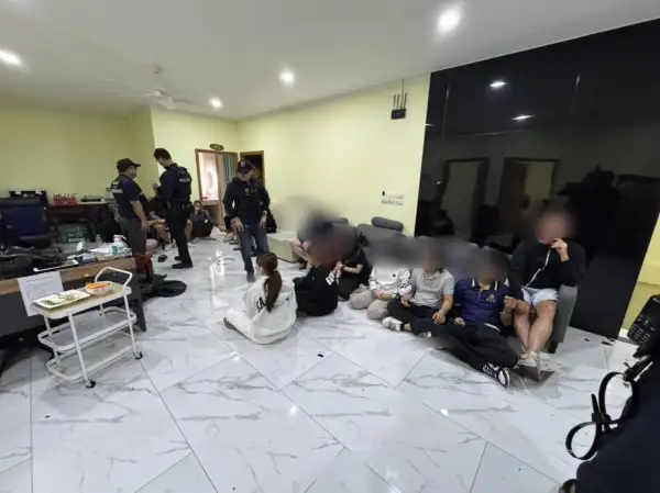 ภาพข่าว สตม.เปิดปฏิบัติการกลางดึก ทลายบ่อนโป๊กเกอร์กลางเมืองชล รวบนักพนักหลายสัญชาตินับสิบราย - TIGER NEWS REPORT