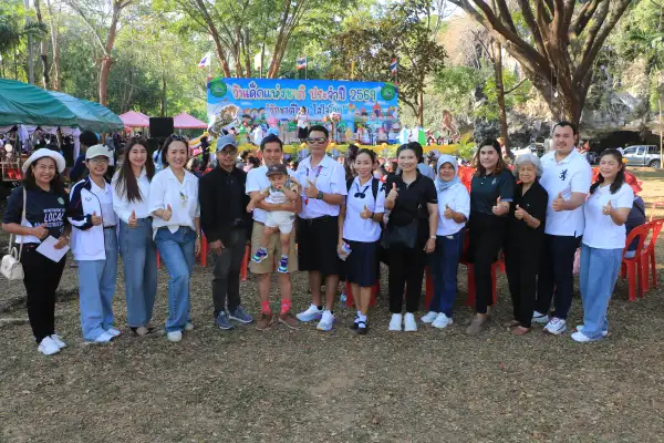 ภาพข่าว พังงา-ผู้ว่าพังงาแต่งชุดพ่อมด เปิดงานวันเด็กแห่งชาติ อ่านสารนายกรัฐมนตรี มอบประกาศนียบัตรเด็กดี ผู้ร่วมงานกว่า 5,000 คน - TIGER NEWS REPORT