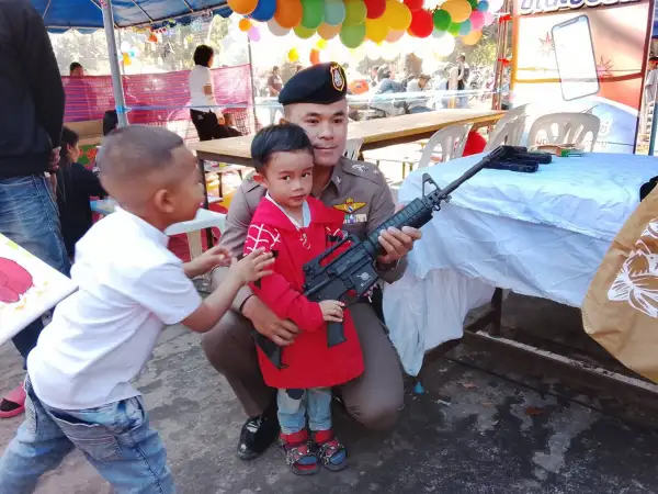 ภาพข่าว "ศรีสะเกษ" ตร.สภ.โพนเขวา โชว์การสาธิตเข้าควบคุมบุคคลคลุ้มคลั่ง สร้างการรับรู้แก่เด็ก-เยาวชน-ปชช. เนื่องในวันเด็กแห่งชาติ - TIGER NEWS REPORT