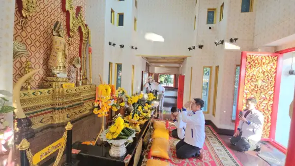 ภาพข่าว สุโขทัย เต้ มงคลกิตติ์ ลงพื้นที่พบปะประชาชน ที่ตลาดรถไส ชูนโยบายเงินทุนชาวบ้าน 36,000 บาทต่อครัวเรือน - TIGER NEWS REPORT