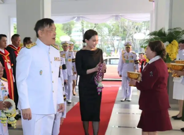 ภาพข่าว พระบาทสมเด็จพระเจ้าอยู่หัว และสมเด็จพระนางเจ้าฯ พระบรมราชินี เสด็จพระราชดำเนิน พระราชทานปริญญาบัตร - TIGER NEWS REPORT