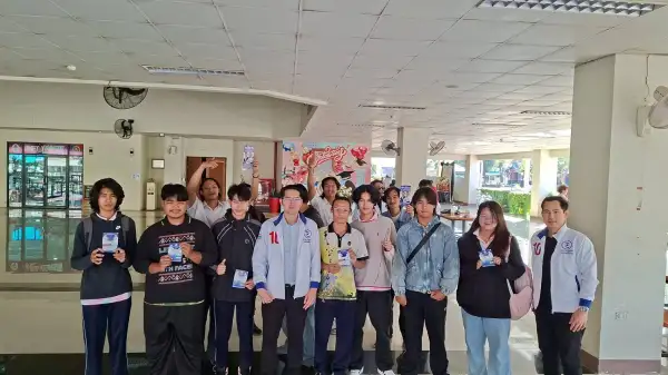 ภาพข่าว อุตรดิตถ์เต้007 นำทีมผู้สมัครตะลุยราชภัฏ ชูนโยบาย นิสิตแห่ขอถ่ายรูปกันเพียบพร้อมท้าประลองวิดพื้นโชว์ - TIGER NEWS REPORT