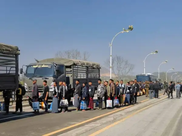 ภาพข่าว ส่งมอบเชลยพม่าไปเมียวดี - TIGER NEWS REPORT