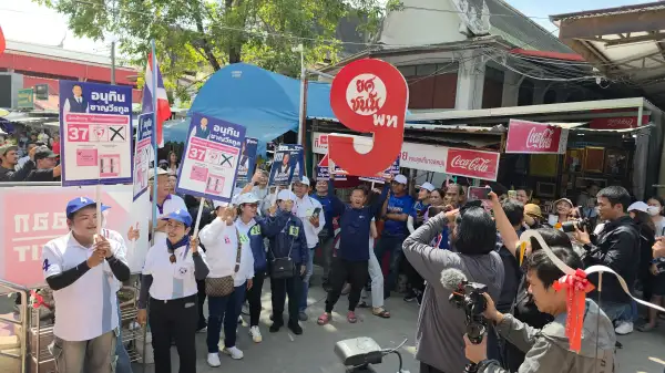 ภาพข่าว ปทุมธานี เสื้อแดงบุกโวย เสี่ยหนู รับชาญ เบี้ยว เข้าพรรค ขณะควง 8 ว่าที่ ส.ส.พรรคภูมิใจไทย ไหว้เซียนแปะวัดศาลเจ้า ลุยกินก๋วยเตี๋ยวโชว์ความติดดิน - TIGER NEWS REPORT