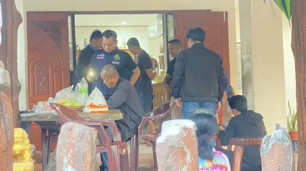 ภาพข่าว ก.ก.ต.สุราษฎร์ฯ นำหมายศาลค้นบ้านหัวคะแนน หลังประชาชนแจ้งเบาะแสรวมรายชื่อเตรียมซื้อเสียง - TIGER NEWS REPORT