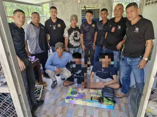 ภาพข่าว พังงา-ตำรวจตะกั่วทุ่งพร้อมฝ่ายปกครองบุกจับ2หนุ่ม พร้อมอาวุธปืน เล่นพนันออนไลน์และเสพยาบ้าในตำบลกะไหล - TIGER NEWS REPORT