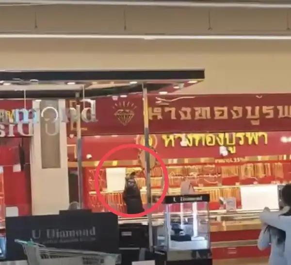 ภาพข่าว หาดใหญ่-สงขลา เกิดเหตุคนร้ายใช้อาวุธปืนชิงทรัพย์ร้านทอง ภายในห้างสรรพสินค้าโลตัส สาขาหาดใหญ่ กวาดทองคำกว่า 60 บาท หลบหนี - TIGER NEWS REPORT