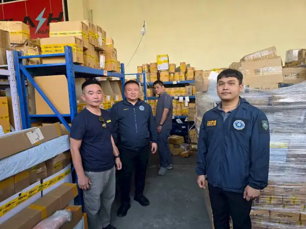 ภาพข่าว สืบภาค 1 นำกำลังชุดสืบสวนปราบปรามเข้าทลายโกดังตรวจค้นจับกุมมิจฉาชีพขายของออนไลน์ส่งพัสดุลวงประชาชน ในพื้นที่ได้ผู้ต้องหาและของกลางคาโกดังเป็นจำนวนมาก - TIGER NEWS REPORT