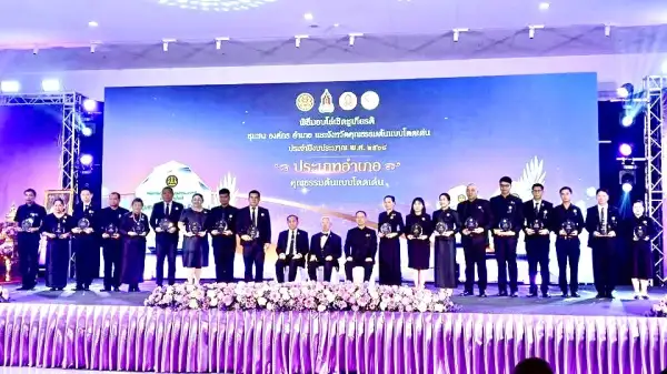 ภาพข่าว นายอำเภอนครนครชัยศรี รับโล่เชิดชูเกียรติ อำเภอคุณธรรมต้นแบบโดดเด่น ประจำปีงบประมาณ พ.ศ.2568 จากนายบวรศักดิ์ อุวรรณโณ รองนายกรัฐรัฐมนตรี - TIGER NEWS REPORT