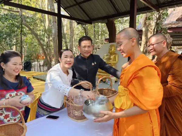 ภาพข่าว ร้อยเอ็ด พิธีทำบุญตักบาตรโครงการอุปสมบท 93 รูป เฉลิมพระเกียรติพระบาทสมเด็จพระเจ้าอยู่หัว และถวายเป็นพระราชกุศลแด่ สมเด็จพระนางเจ้าสิริกิติ์ พระบรมราชินีนาถ พระบรมราชชนีพันปีหลวง จังหวัดร้อยเอ็ด - TIGER NEWS REPORT