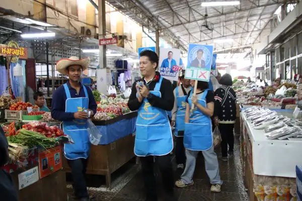 ภาพข่าว วันสุดท้ายก่อนลงคะแนน ผู้สมัคร เขต 1 ปชป.นำทีมงานลงพื้นที่ตลาดสดเทศบาลเมืองขอเสียงพ่อค้าแม่ค้าชู 27 นโยบาย “ไทยหายจน ด้วยคนทำเป็น” - TIGER NEWS REPORT