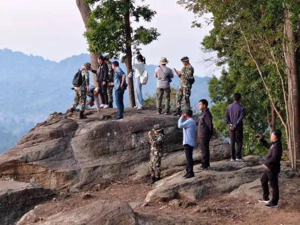 ภาพข่าว “ศรีสะเกษ” ชวนคู่รัก เปิดเส้นทางท่องเที่ยวแห่งใหม่ “ผามรกต” ชมตะวัน จิบกาแฟ แลป่าเขา ตื่นตาตื่นใจพระอาทิตย์ขึ้นผ่านยอดเขาพระวิหาร-ภูมะเขือ - TIGER NEWS REPORT